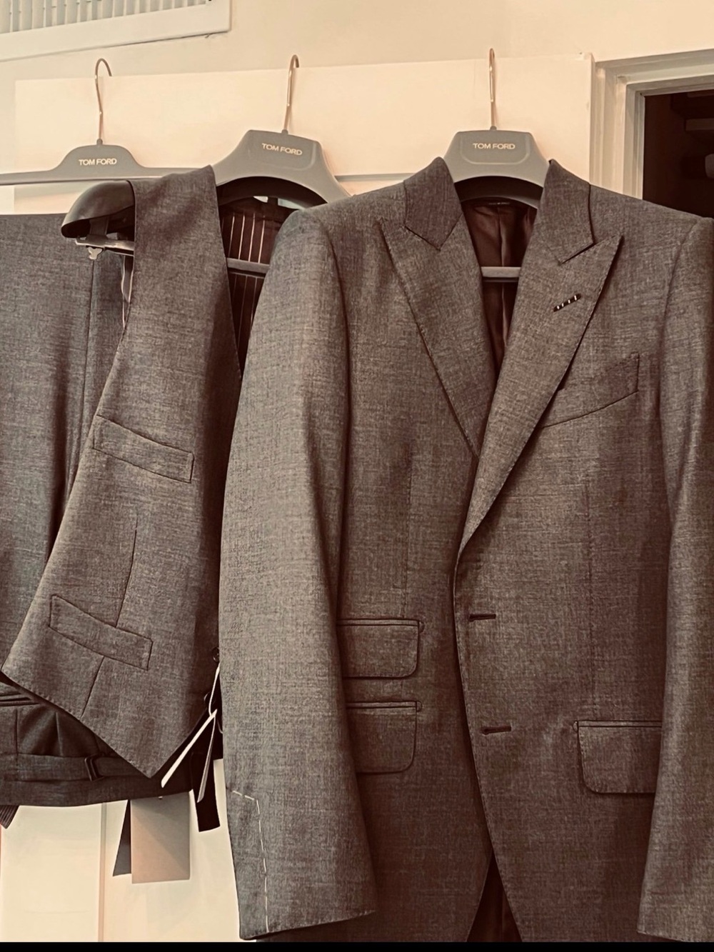 Tom Ford 3 Piece Suit in Charcoal in Italian 44 R/ US 34 R. BRAND NEW